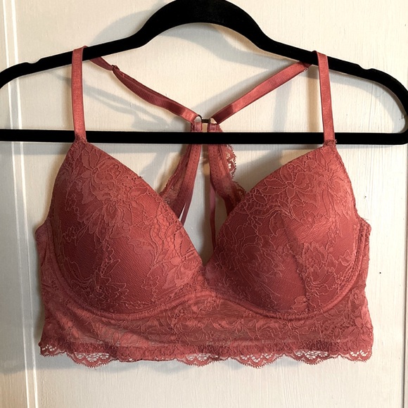Red, lacy lingerie with cross-back straps. - Picture 1 of 2